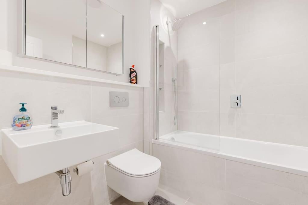 4-Level Luxury 2 Bedroom House Sleeps 6, Rooftop, Harry P & Free Parking Watford  Ngoại thất bức ảnh