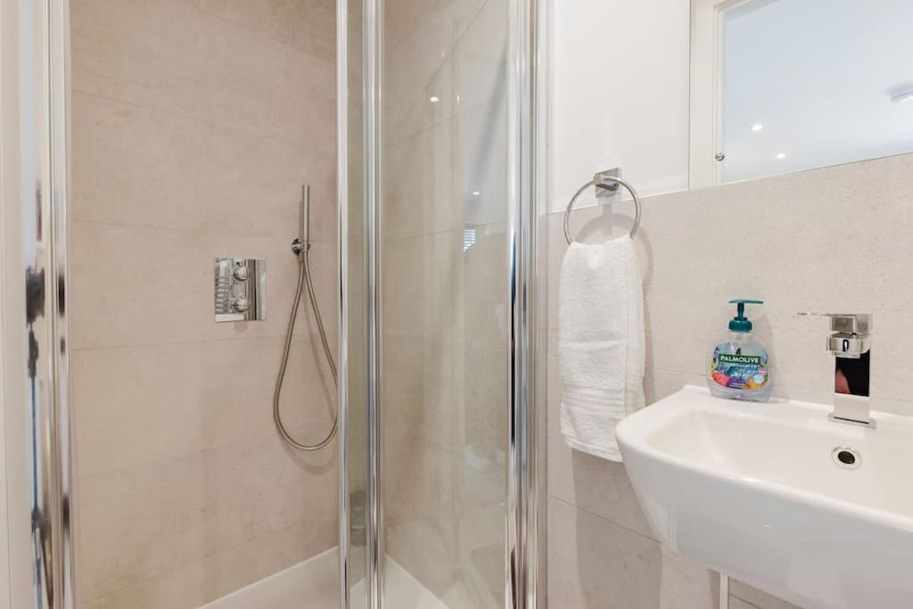 4-Level Luxury 2 Bedroom House Sleeps 6, Rooftop, Harry P & Free Parking Watford  Ngoại thất bức ảnh