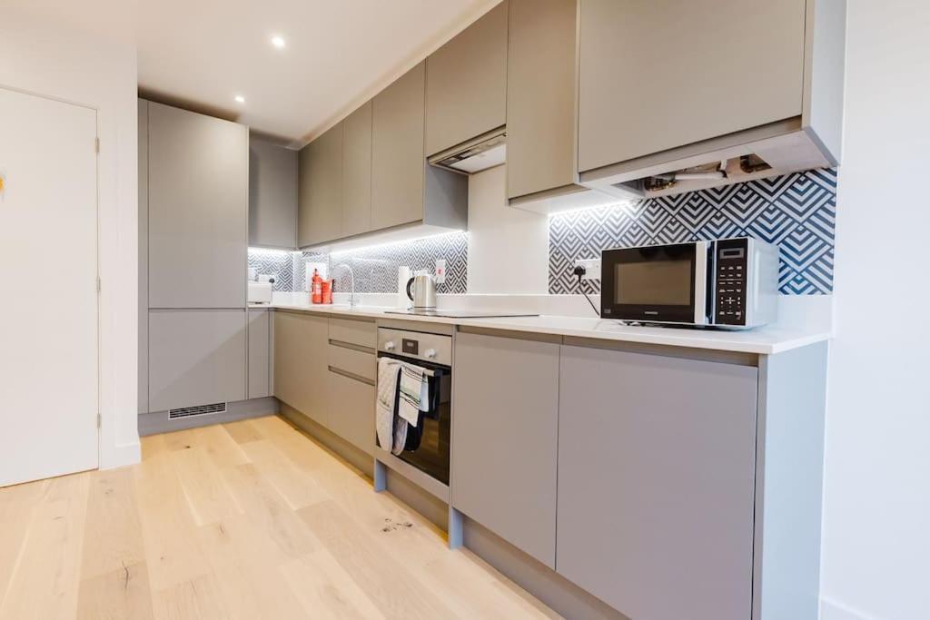 4-Level Luxury 2 Bedroom House Sleeps 6, Rooftop, Harry P & Free Parking Watford  Ngoại thất bức ảnh