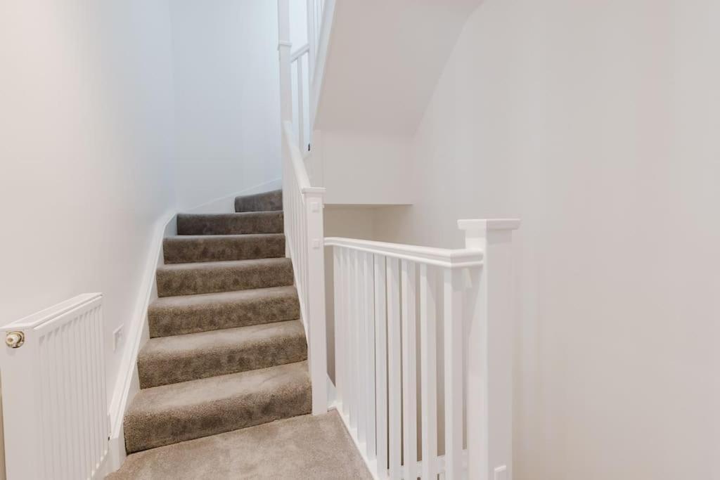 4-Level Luxury 2 Bedroom House Sleeps 6, Rooftop, Harry P & Free Parking Watford  Ngoại thất bức ảnh
