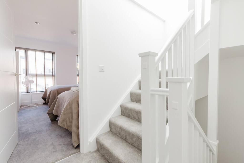 4-Level Luxury 2 Bedroom House Sleeps 6, Rooftop, Harry P & Free Parking Watford  Ngoại thất bức ảnh