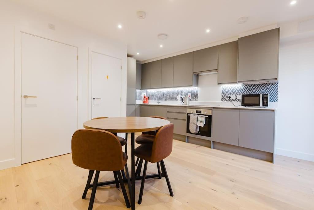 4-Level Luxury 2 Bedroom House Sleeps 6, Rooftop, Harry P & Free Parking Watford  Ngoại thất bức ảnh